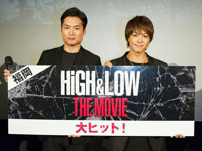 TAKAHIRO（右）、八木将康、映画『HiGH&LOW THE MOVIE』初日舞台あいさつ＠福岡UCキャナルシティにて