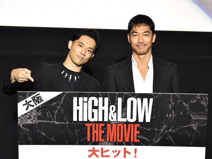 AKIRA（右）、小澤雄太、映画『HiGH&LOW THE MOVIE』初日舞台あいさつ＠大阪・なんばパークスシネマにて
