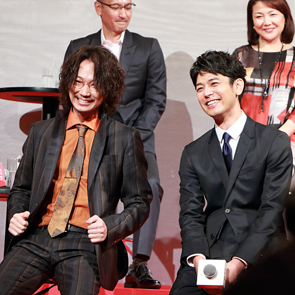 頭を寄せ合う?!妻夫木聡と綾野剛、映画『怒り』完成報告会見にて