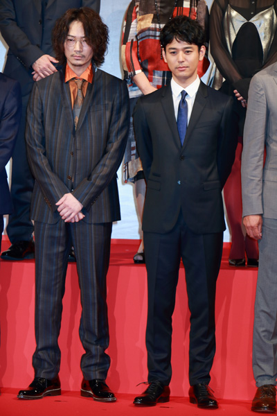 綾野剛と妻夫木聡（全身）、映画『怒り』完成報告会見にて