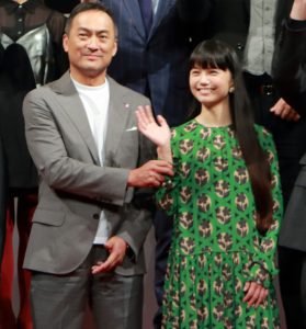 父（渡辺謙）が娘（宮﨑あおい）の腕を引っ張ってます?!映画『怒り』完成報告会見にて