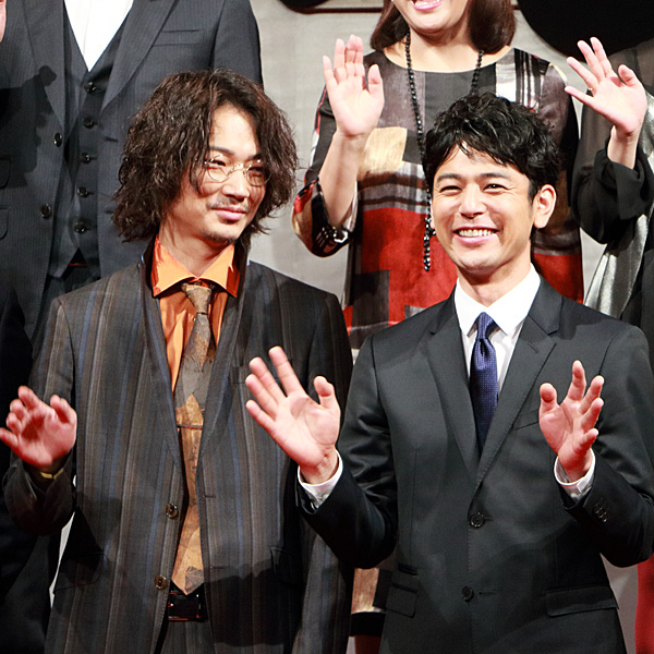 妻夫木聡を見つめる綾野剛、映画『怒り』完成報告会見にて