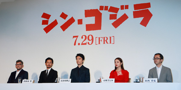 映画『シン・ゴジラ』（庵野秀明総監督）完成報告会見の着席姿