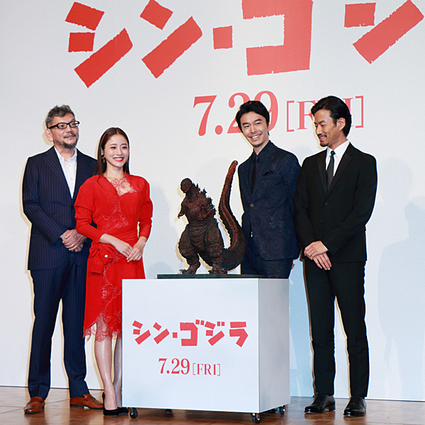 左から庵野、石原、長谷川、竹野内、映画『シン・ゴジラ』（庵野秀明総監督）完成報告会見