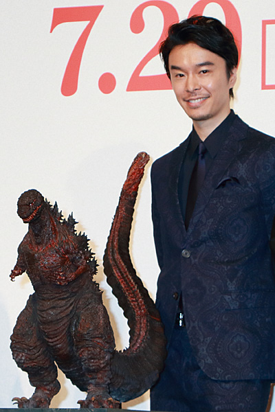 長谷川博己とシン・ゴジラ二号ひな型着彩検討用、映画『シン・ゴジラ』完成報告会見にて