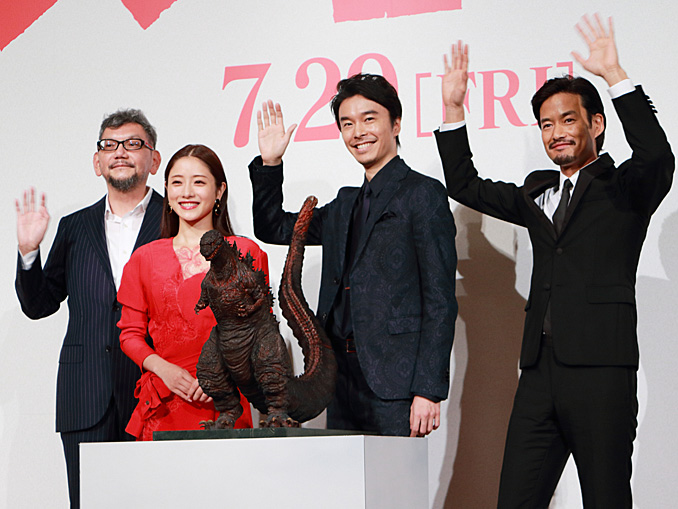 カメラに手を振るシン・ゴジラご一行