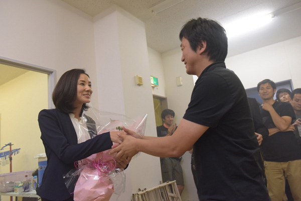 吉田羊、監督とがっちり握手！WOWOW連続ドラマW「コールドケース ～真実の扉～ 」撮影の最終日