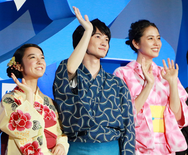 手を振る神木隆之介、上白石萌音、長澤まさみ、映画『君の名は。』の完成披露試写会舞台あいさつにて