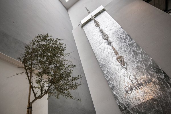 「オメガハウス」エントランスの滝