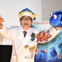 <さかなクン>映画『ファインディング・ドリー』のマーリンとニモを手に、にっこり