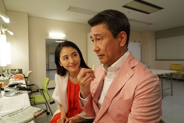 中井貴一（澄田真吾）、長澤まさみ（小川圭子）、映画『グッドモーニングショー』（君塚良一監督）より