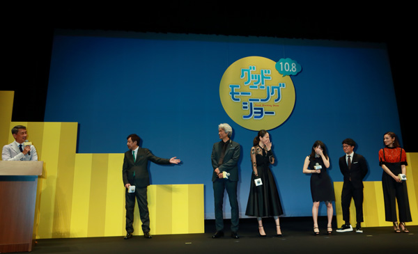 司会者はステージの下手に常駐し、時折ステージ中央に