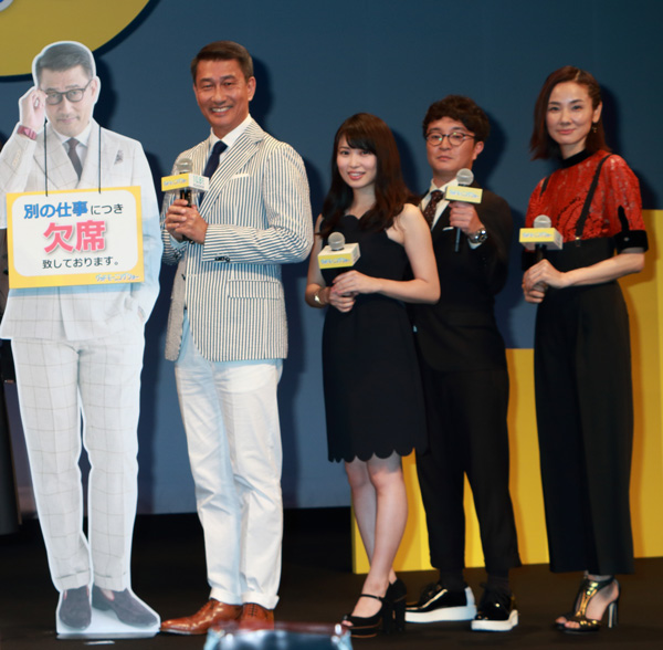 フォトセッションでこのようにマイクを持つのもこの作品ならでは