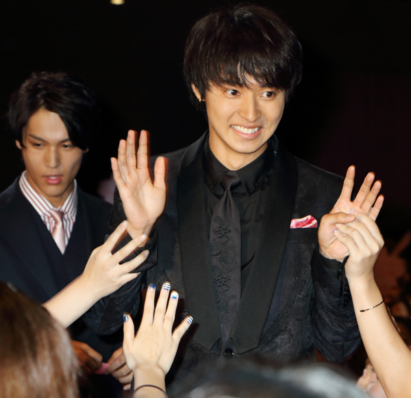 山﨑賢人に触れようとする手の数々、映画『四月は君の嘘』完成披露試写会舞台あいさつ