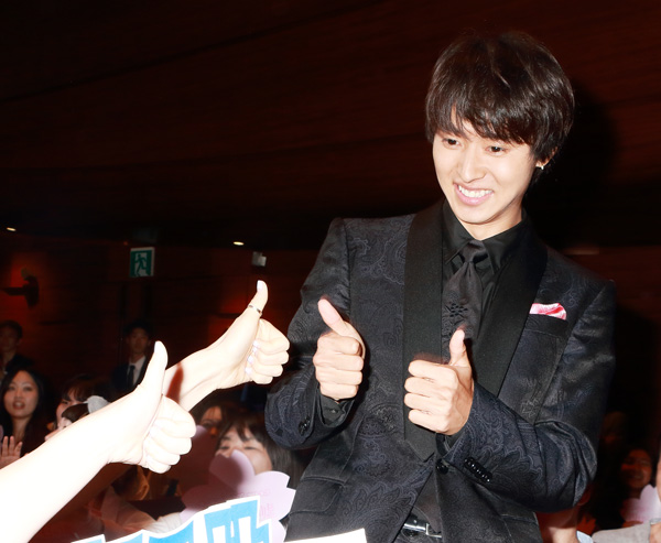ポーズを決める山﨑賢人、映画『四月は君の嘘』完成披露試写会舞台あいさつ