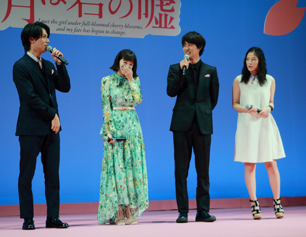 左から中川大志、広瀬すず、山﨑賢人、石井杏奈