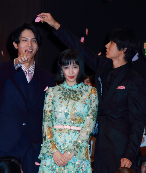 山﨑賢人のいたずらをキャッチ！中川大志の頭に桜の花びらを乗せて・・・