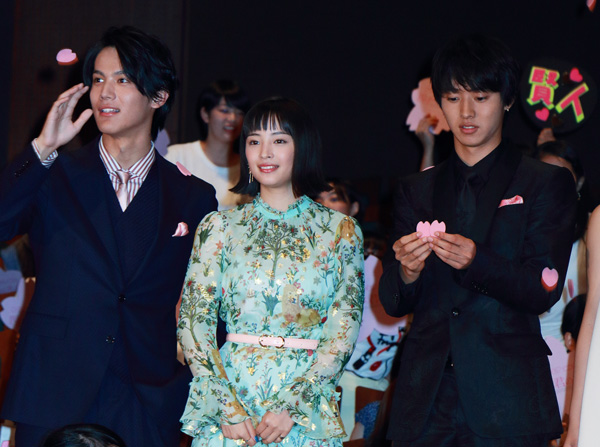 一人黙々と花びらを集める山﨑賢人、映画『四月は君の嘘』完成披露試写会フォトセッションの合間