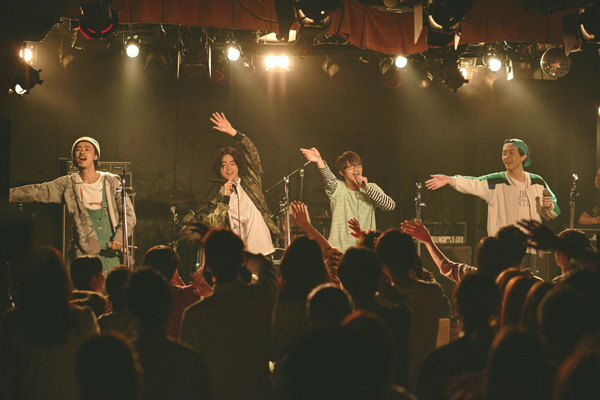 左から成田凌、菅田将暉、横浜流星、杉野遥亮、映画『キセキ -あの日のソビト-』(兼重 淳監督)GReeeeNのライブ場面より