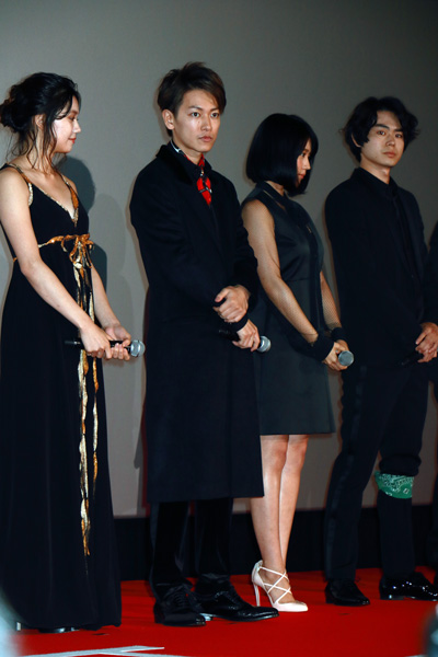 左から二階堂ふみ、佐藤健、有村架純、菅田将暉