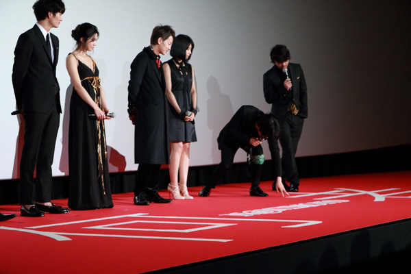 何者のロゴがかっこいい！と話題に。ロゴに触れる菅田将暉