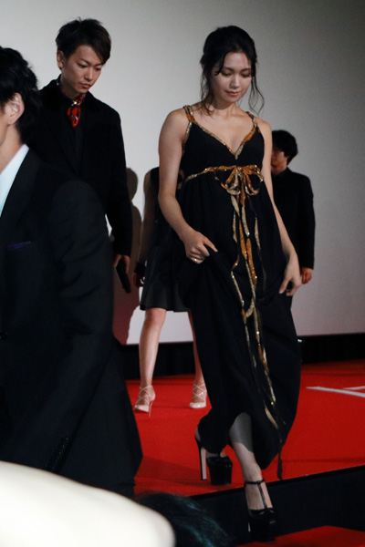 二階堂ふみの全身写真、映画『何者』完成披露試写会の舞台あいさつにて