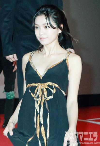 二階堂ふみ、華やかなドレスがおしゃれ