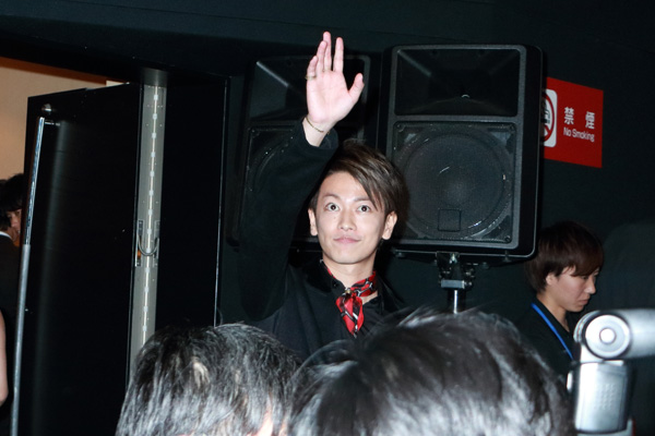 佐藤健、会場を去る際にもファンに手を振る！映画『何者』完成披露試写会の舞台あいさつにて