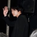 菅田将暉、会場を去る際にもファンに手を振る！映画『何者』完成披露試写会の舞台あいさつにて