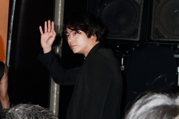 菅田将暉、会場を去る際にもファンに手を振る！映画『何者』完成披露試写会の舞台あいさつにて