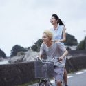 自転車の二人乗りをする小松菜奈と菅田将暉、映画『溺れるナイフ』（山戸結希監督）より