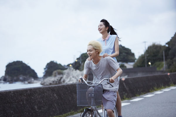 自転車の二人乗りをする小松菜奈と菅田将暉、映画『溺れるナイフ』（山戸結希監督）より