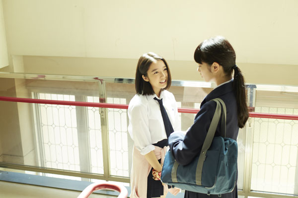 望月夏芽（小松菜奈）と松永カナ（上白石萌音）、映画『溺れるナイフ』（山戸結希監督）より