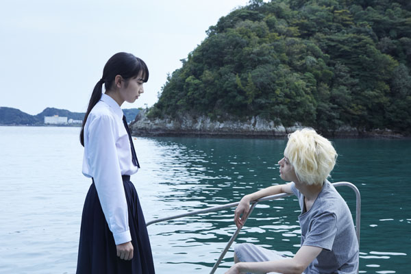 制服姿の望月夏芽（小松菜奈）、長谷川航一朗（菅田将暉）、映画『溺れるナイフ』（山戸結希監督）より