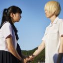 長谷川航一朗（菅田将暉）の手を握る望月夏芽（小松菜奈）、映画『溺れるナイフ』（山戸結希監督）より