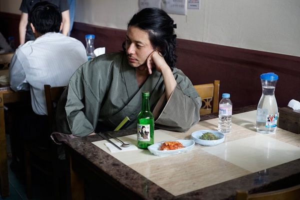 オダギリジョー演じる風来坊のめしや常連カタギリが韓国でキムチと焼酎を楽しむ、ドラマ「深夜食堂-Tokyo Stories-」より