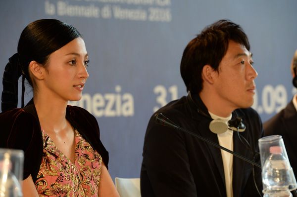 左から満島ひかり、石川慶監督、映画『愚行録』記者会見にて