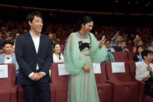 左から石川慶監督、満島ひかり、映画『愚行録』上映会場にて