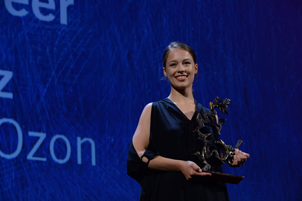 マルチェロ・ マストロヤンニ賞（新人賞）は ポーラ・ビール『フランツ／ Frantz （原題）』