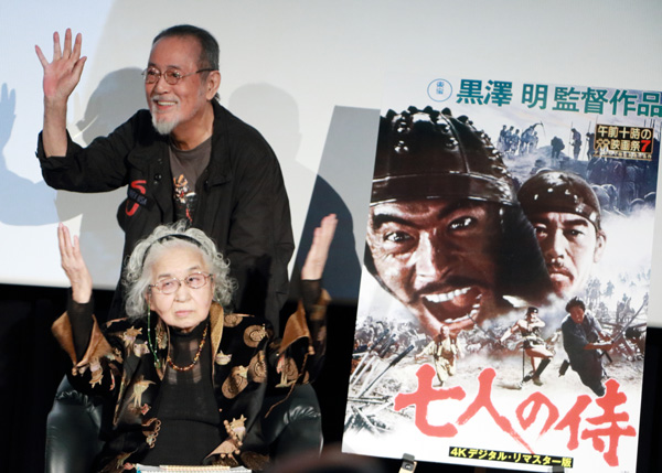 テレビカメラに手を振るおふたり。野上さんは両手で投げキスをするサービスも