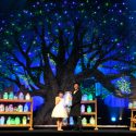 マーク・ライランスがトランペットを吹くと、ステージ上に現れた大きな木に次々と“夢の光”が灯り、ドリーム・ツリーが出現