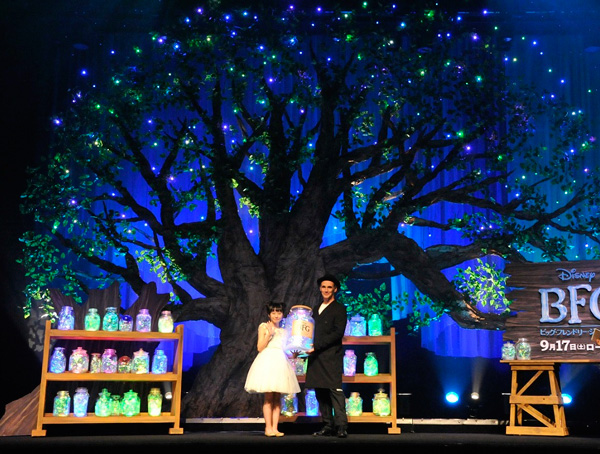 マーク・ライランスがトランペットを吹くと、ステージ上に現れた大きな木に次々と“夢の光”が灯り、ドリーム・ツリーが出現