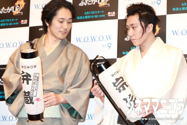 弁蔵（松山ケンイチ）と宗次（早乙女太一）の提灯をしげしげ、WOWOW連続ドラマW「ふたがしら2」完成披露試写会にて