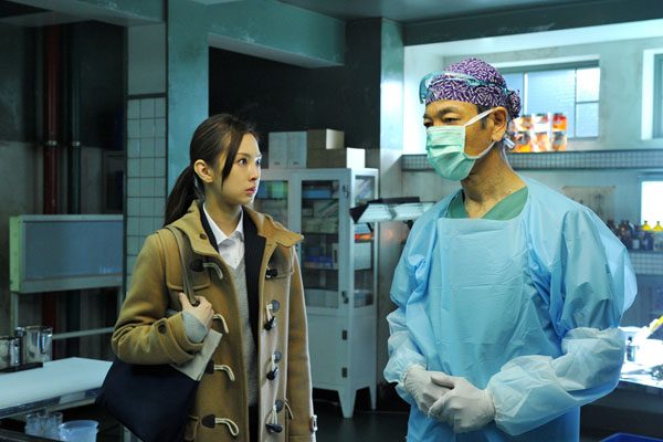 光崎藤次郎法医学教授（柴田恭兵）と女性研修医・栂野真琴（北川景子）、連続ドラマW「ヒポクラテスの誓い」（WOWOW）より