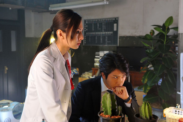 栂野研修医（北川景子）と古手川和也刑事（尾上松也）、連続ドラマW「ヒポクラテスの誓い」（WOWOW）より