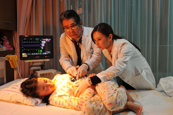 診察中の内科教授・津久場公人（古谷一行）と女性研修医・栂野真琴（北川景子）、連続ドラマW「ヒポクラテスの誓い」（WOWOW）より