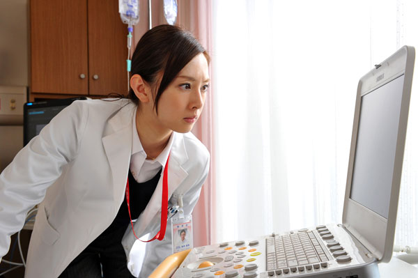 女性研修医・栂野真琴（北川景子）、連続ドラマW「ヒポクラテスの誓い」（WOWOW）より