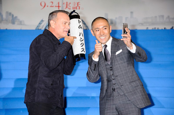トム・ハンクスと市川海老蔵の自撮り