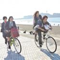 海辺を自転車の二人乗りで、映画『四月は君の嘘』（新城毅彦監督）より
