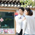 韓国のレストラン前で向き合う雨宮とレイ（ユナ）の姿、ドラマ「深夜食堂-Tokyo Stories-」より